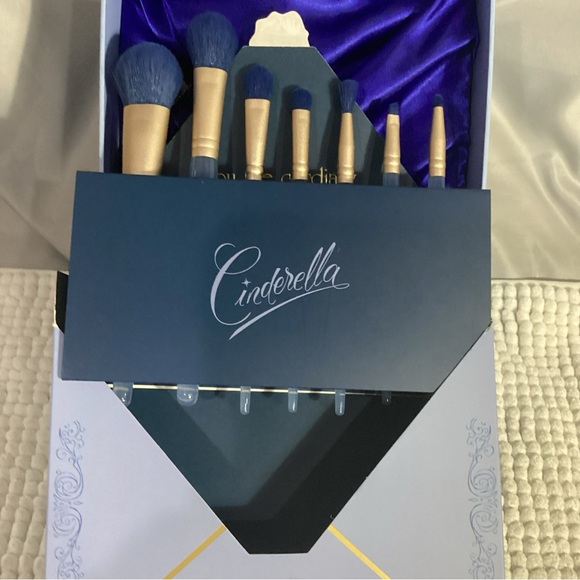 SPECTRUM Disney Cinderella Glass Slipper Makeup Brush Holder with 7pc Brush Set - Picture 4 of 12